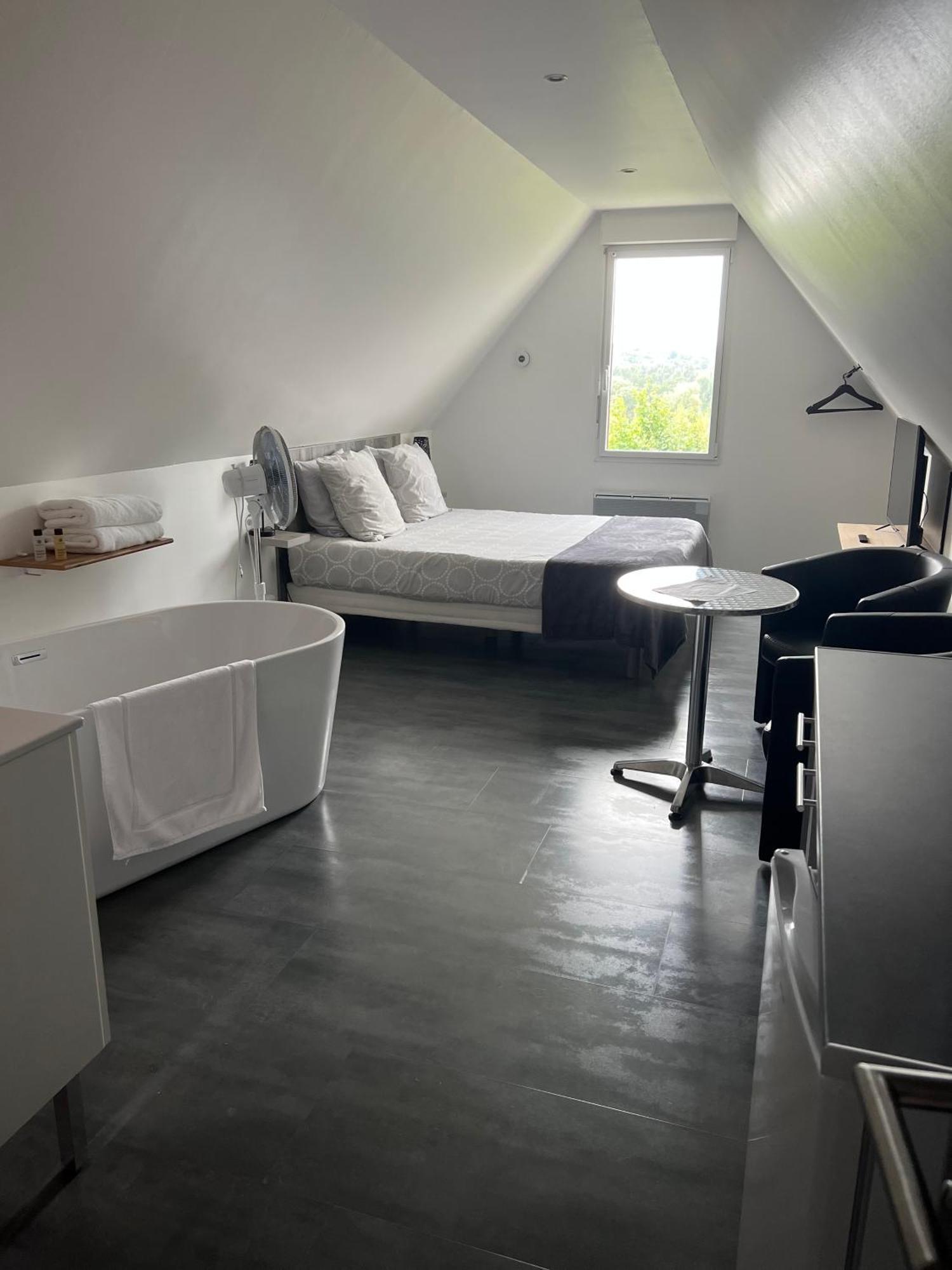 Bed and Breakfast Aux Charmes Isques Екстер'єр фото